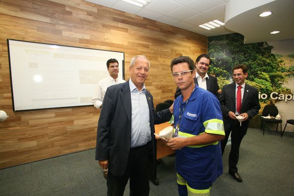 Romêo entrega funil a funcionário