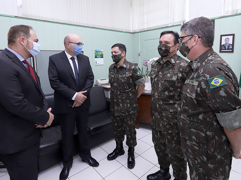 Prefeito conversa com militares