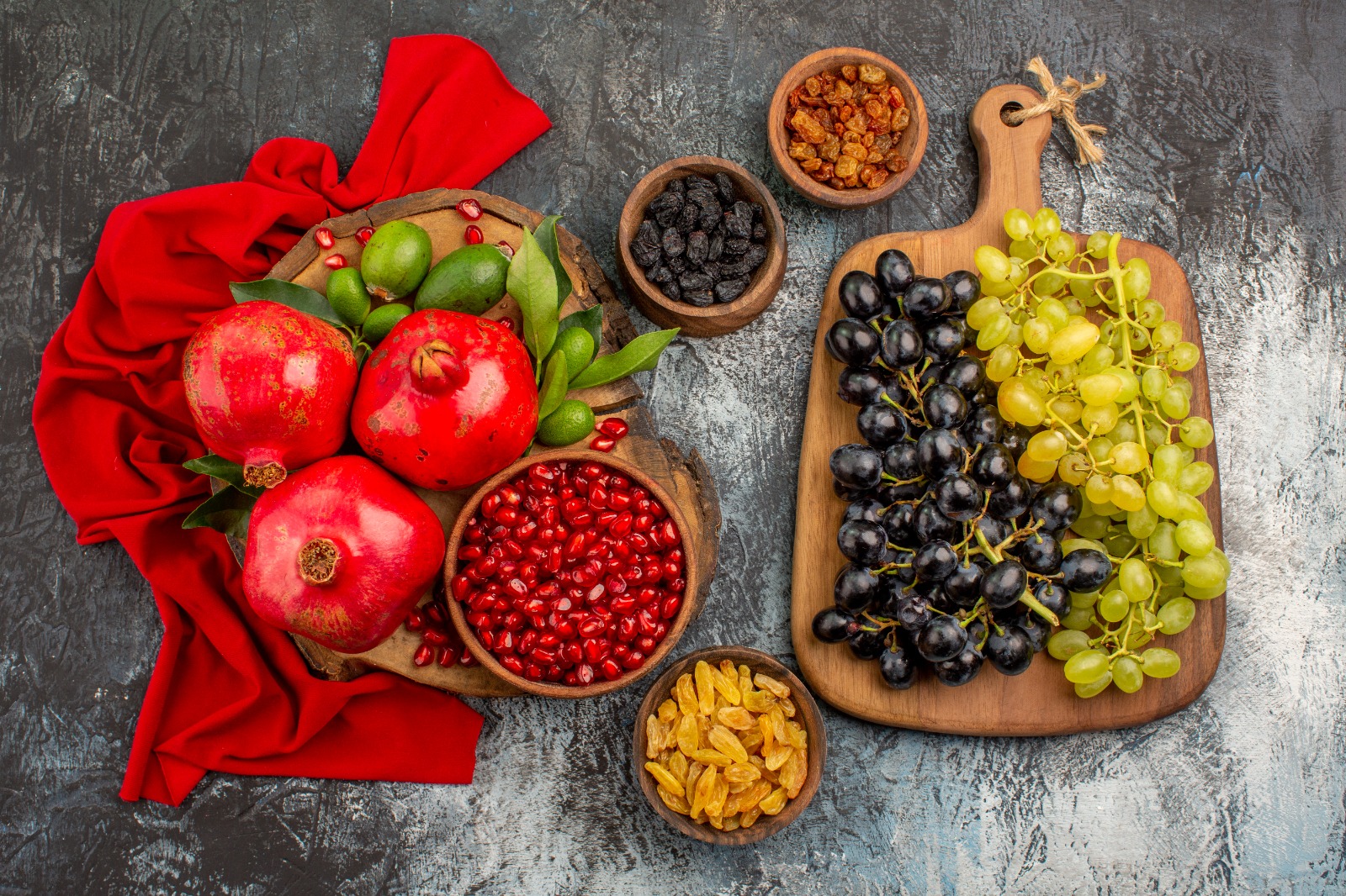 Na ceia do Ano Novo, romãs e uvas podem ser usadas para atrair boa sorte