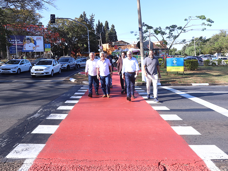 Prefeito Dário Saadi visitou ciclovia na manhã de hoje acompanhado de autoridades