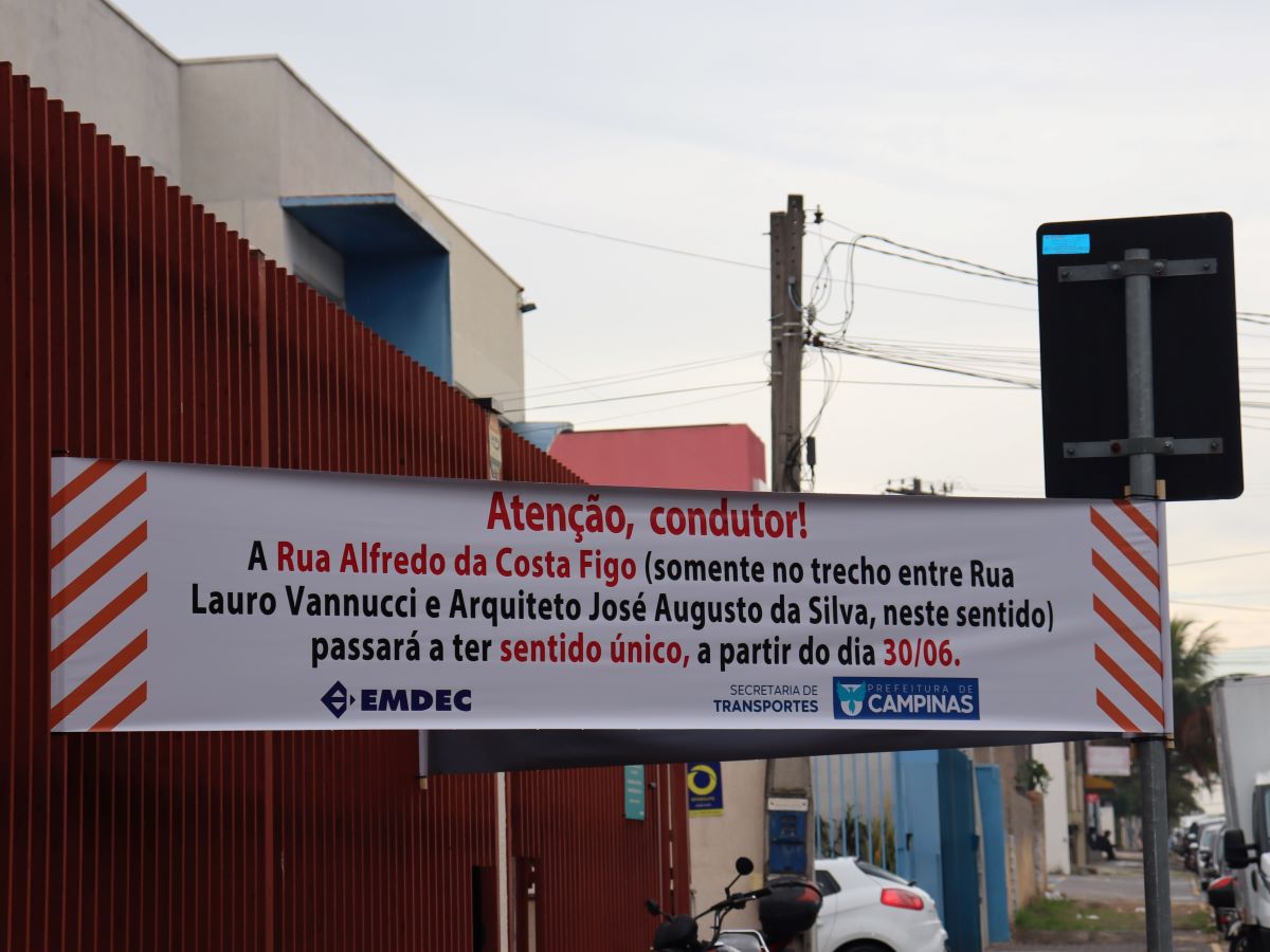 Faixa instalada no local alerta motorista para alteração