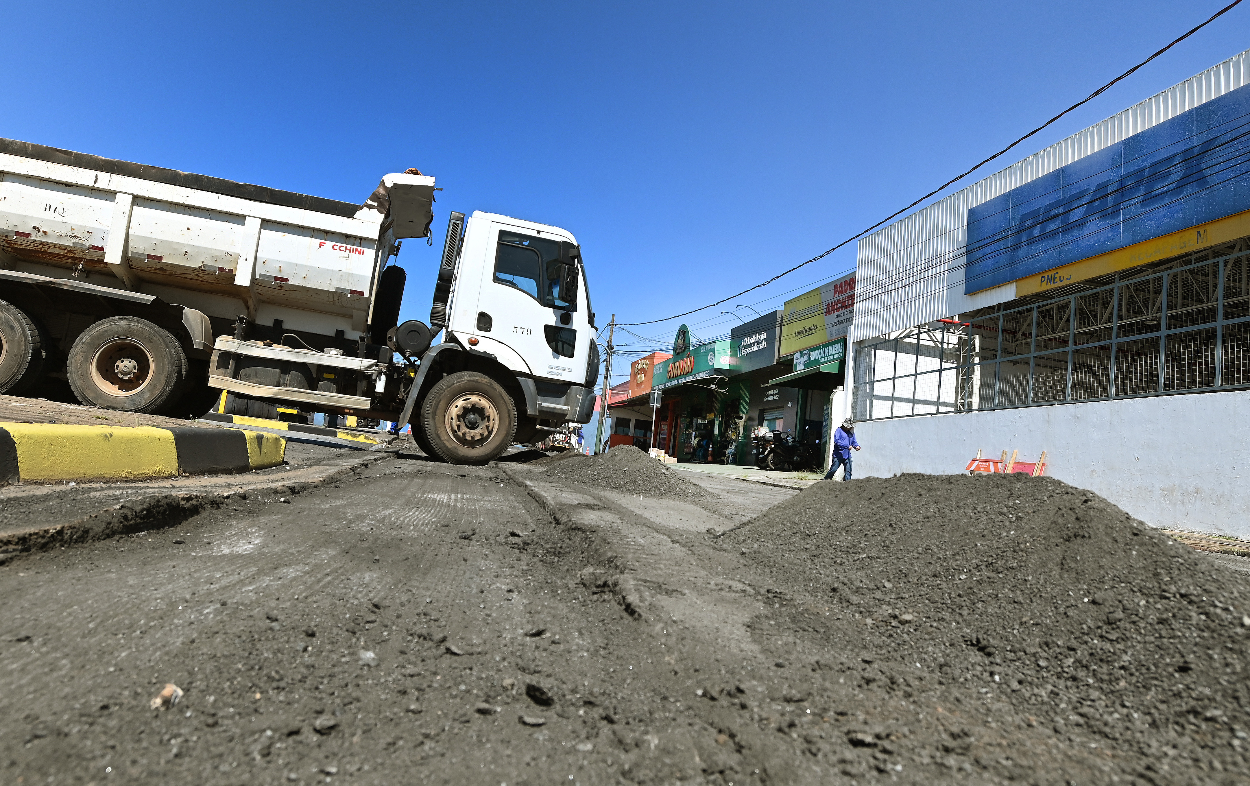   Cerca de 500 metros estão passando por renovação do pavimento; Emdec programou desvios para o trânsito e transporte coletivo