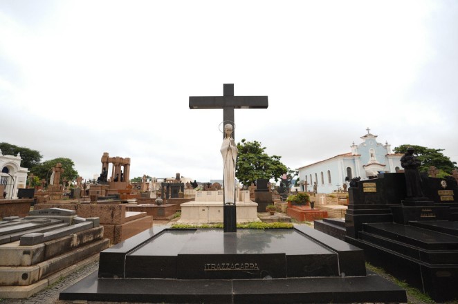 Túmulo da Família Strazacappa reúne a imponência do granito preto polido à delicadeza do mármore branco, em obra do artista Lélio Coluccini