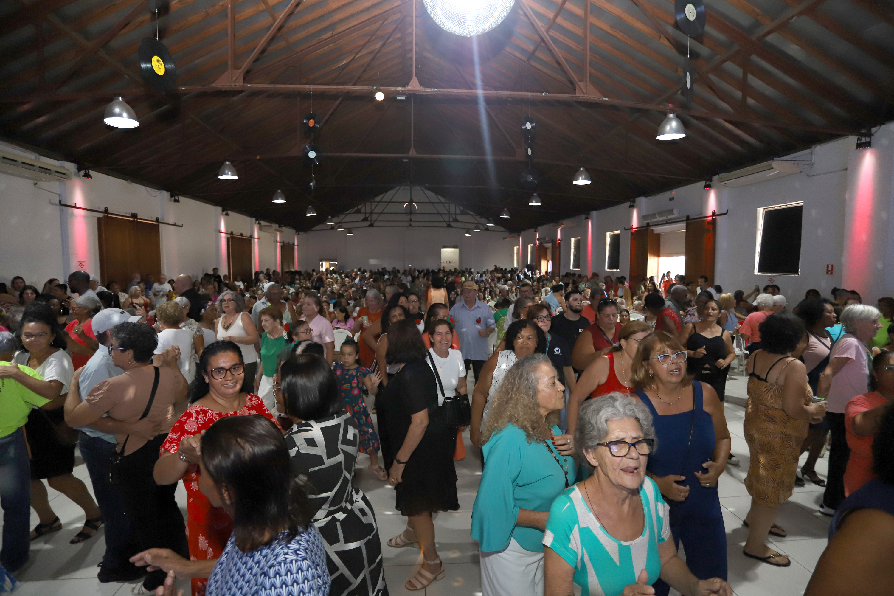 Segunda edição do Baile da Pessoa Idosa reuniu 1, 5 mil pessoas, de 45 grupos, na tarde desta quinta-feira, 30 de abril, no Espaço de Eventos Bonvenon