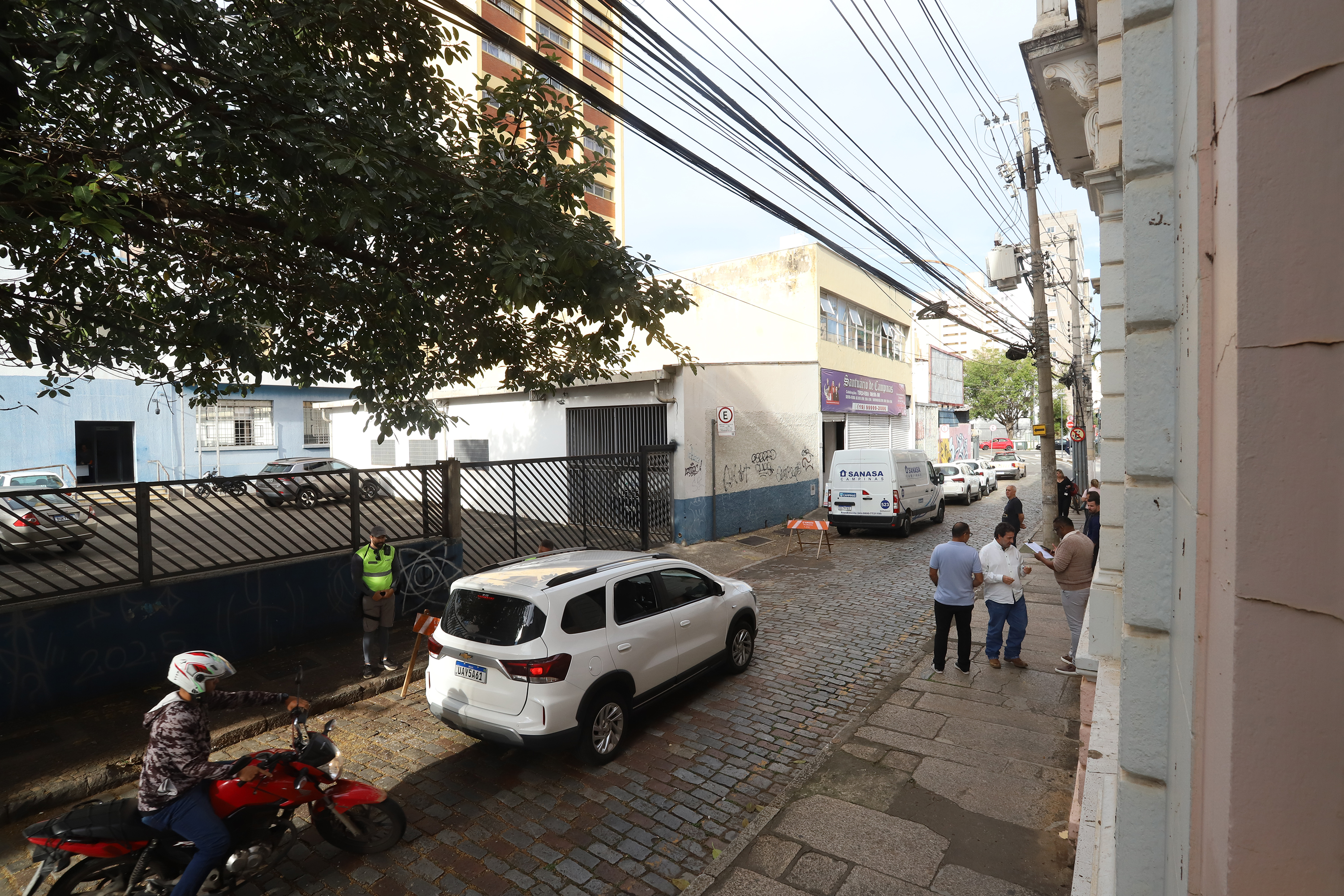 Rua será nivelada e fios de iluminação pública, energia e telefonia serão enterrados 