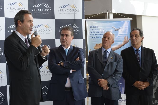 Presidente da Aeroportos Brasil Viracopos discursa no evento
