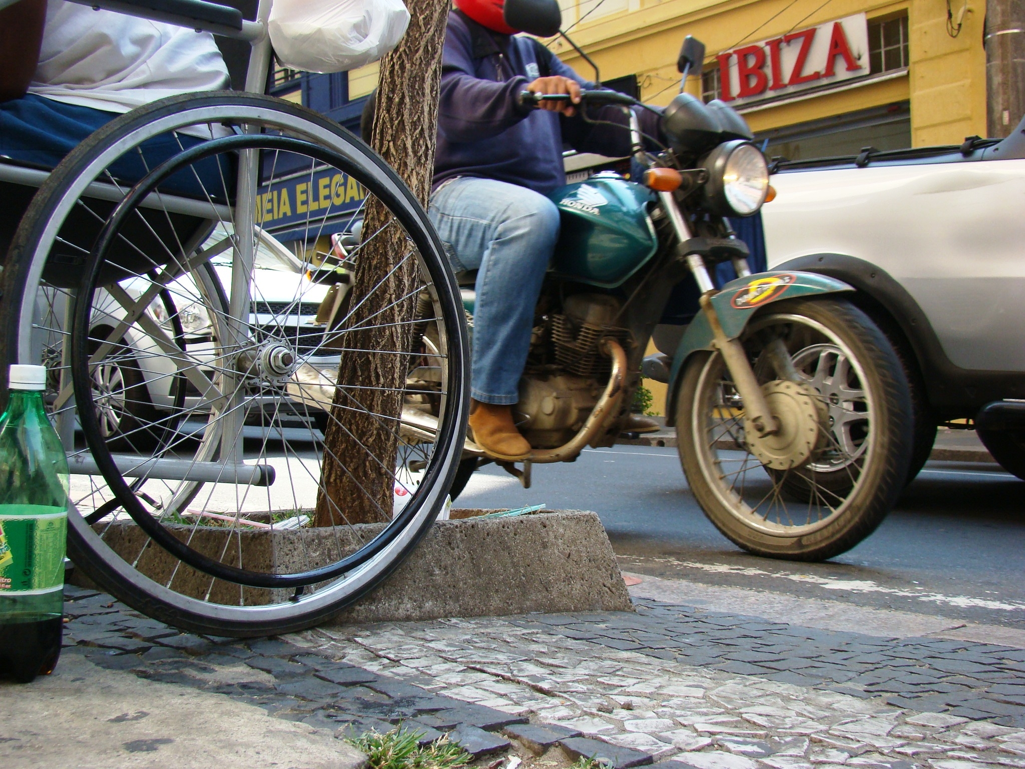 Foto premiada retrata as rodas de veículos de locomoção  cadeira de rodas, bicicleta e carro