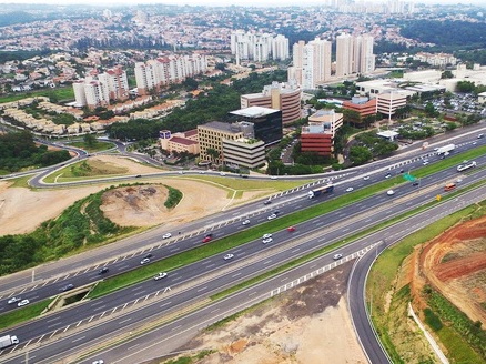 Intervenções provocam bloqueio da pista expressa, nos dois sentidos, entre quilômetros 131 e 134