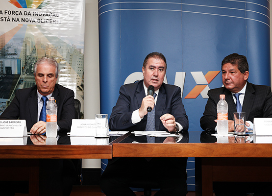 Prefeito em cerimônia de assinatura do financiamento com a Caixa