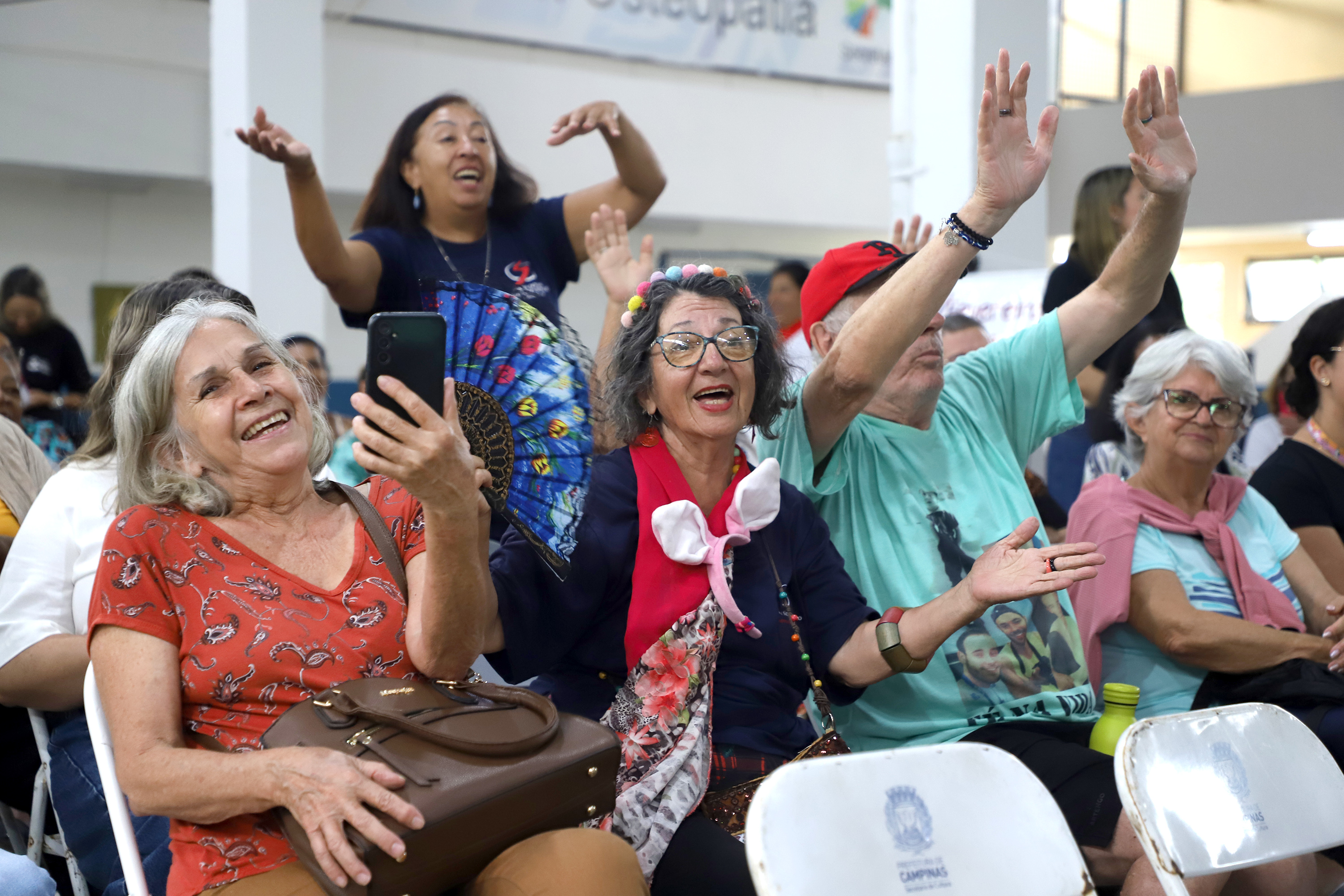 O vereador Luis Yabiku presenteou a plateia com algumas músicas; o salão aderiu à cantoria e acompanhou a coreografia