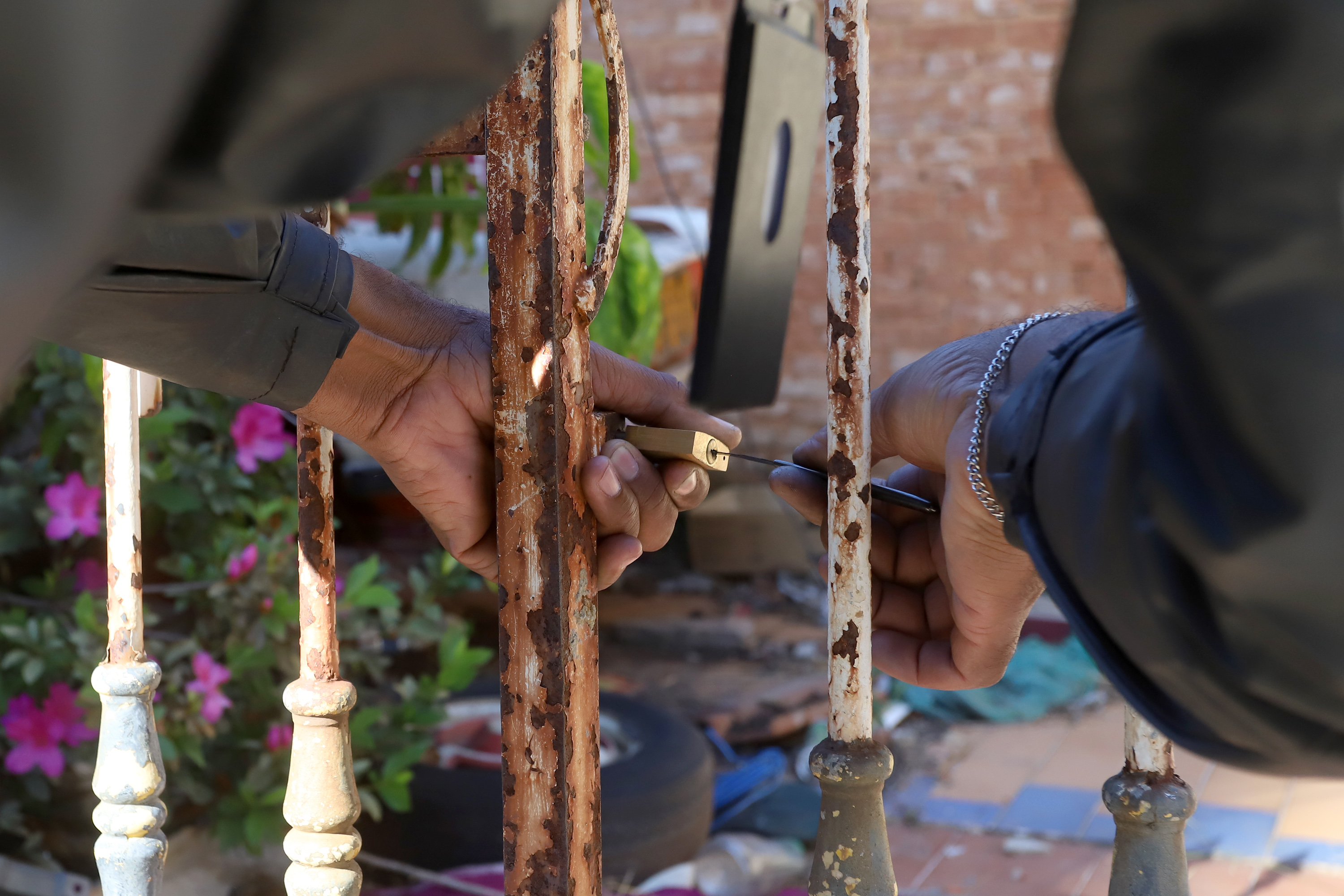 Ação busca evitar que ambientes sem manutenção regular se tornem focos de proliferação do mosquito Aedes aegypti