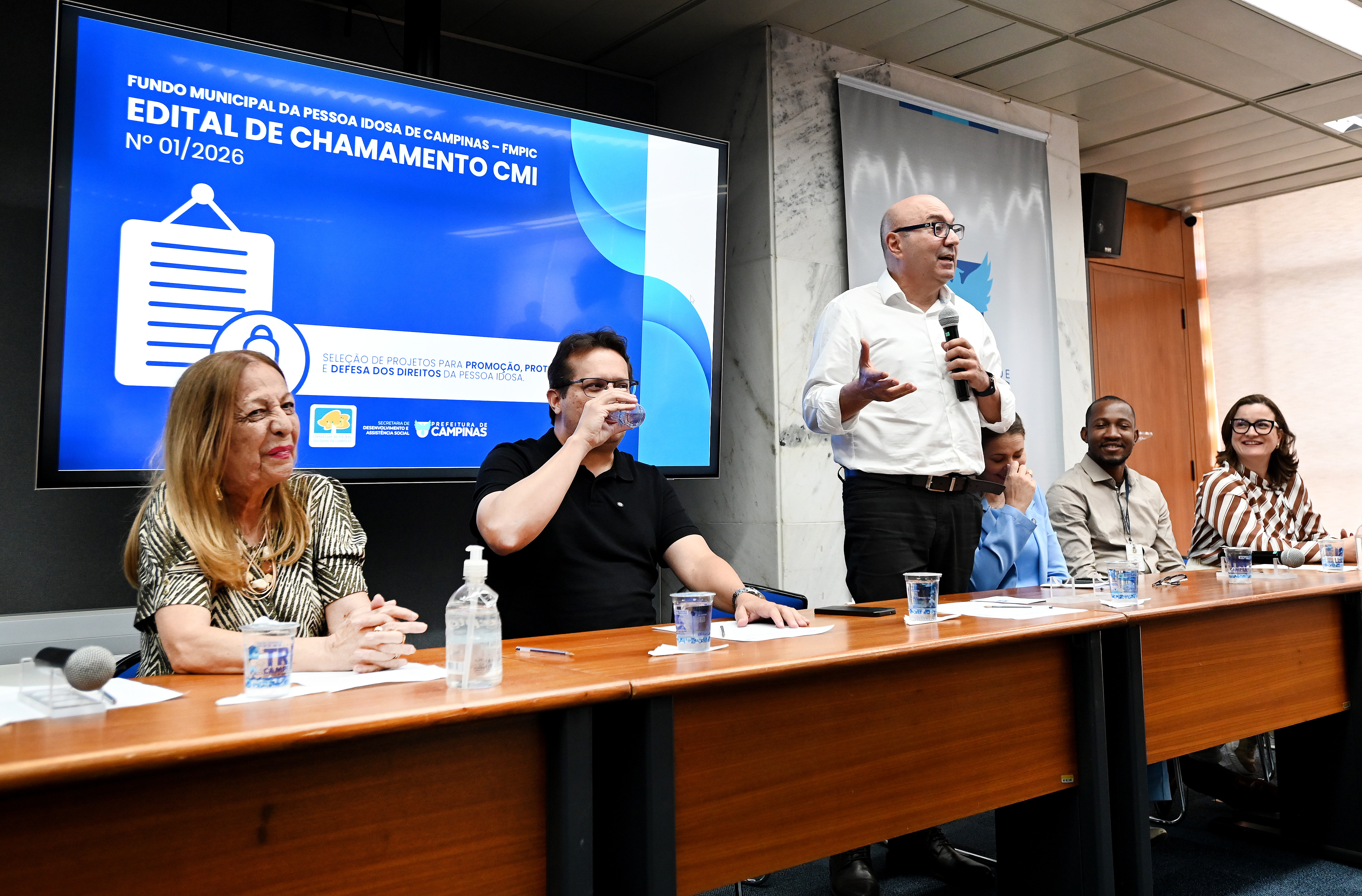 Até agora, o Fundo Municipal da Pessoa Idosa financiava iniciativas definidas caso a caso pelo conselho, como vagas de acolhimento, o Centro Dia, que oferece cuidados durante o dia sem necessidade de moradia, e as Casas Lar, residências que acolhem pequenos grupos de pessoas idosas