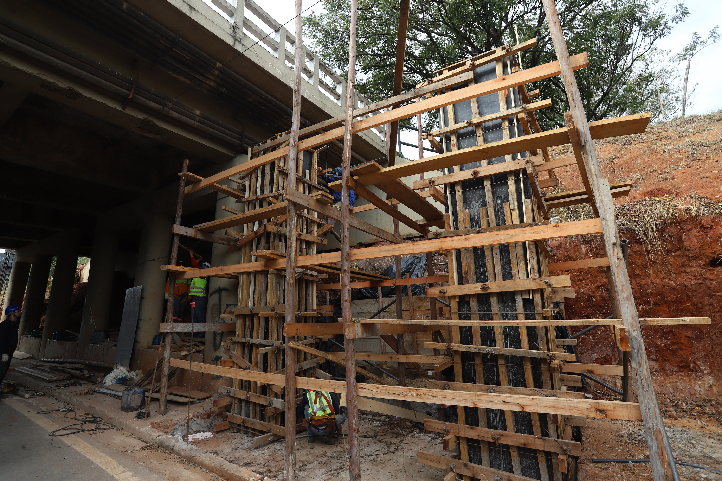 Obras avançam com a preparação das vigas que serão concretadas