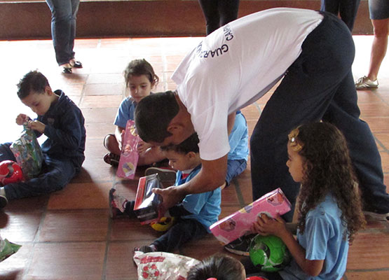 GM entrega presente a criança