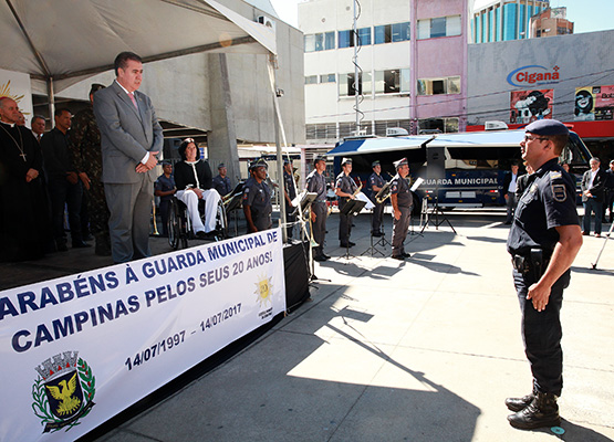 Guarda apresenta a tropa para o prefeito