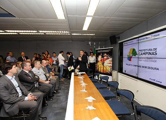 Autoridades e convidados durante a apresentação