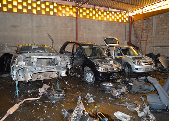 Carros desmanchados foram encontrados em galpão