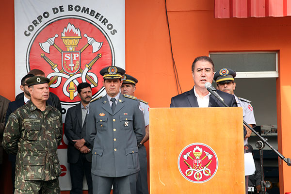 Prefeito em discurso no evento de aniversário dos Bombeiros