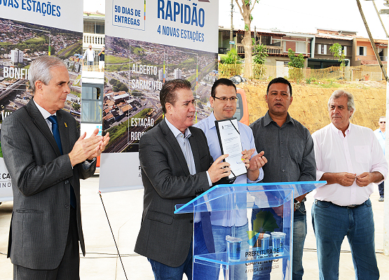 Prefeito mostra OS assinada