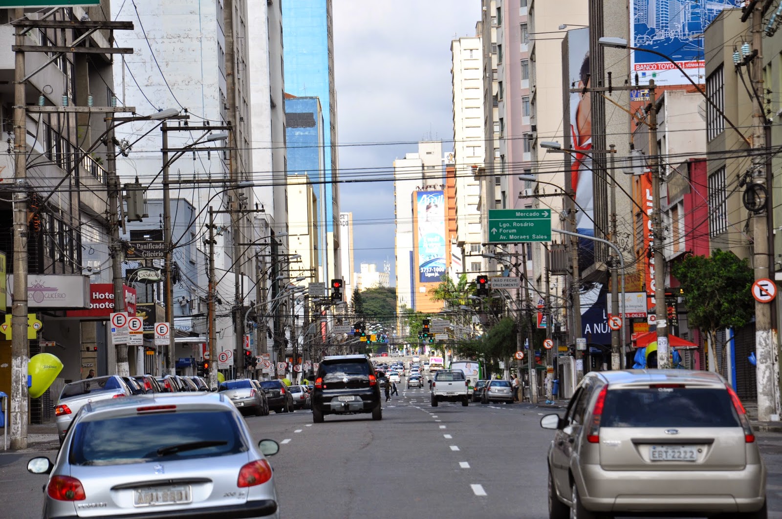Veículos transitam pela Francisco Glicério