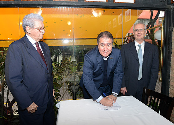 Jonas Donizette assina acordo  