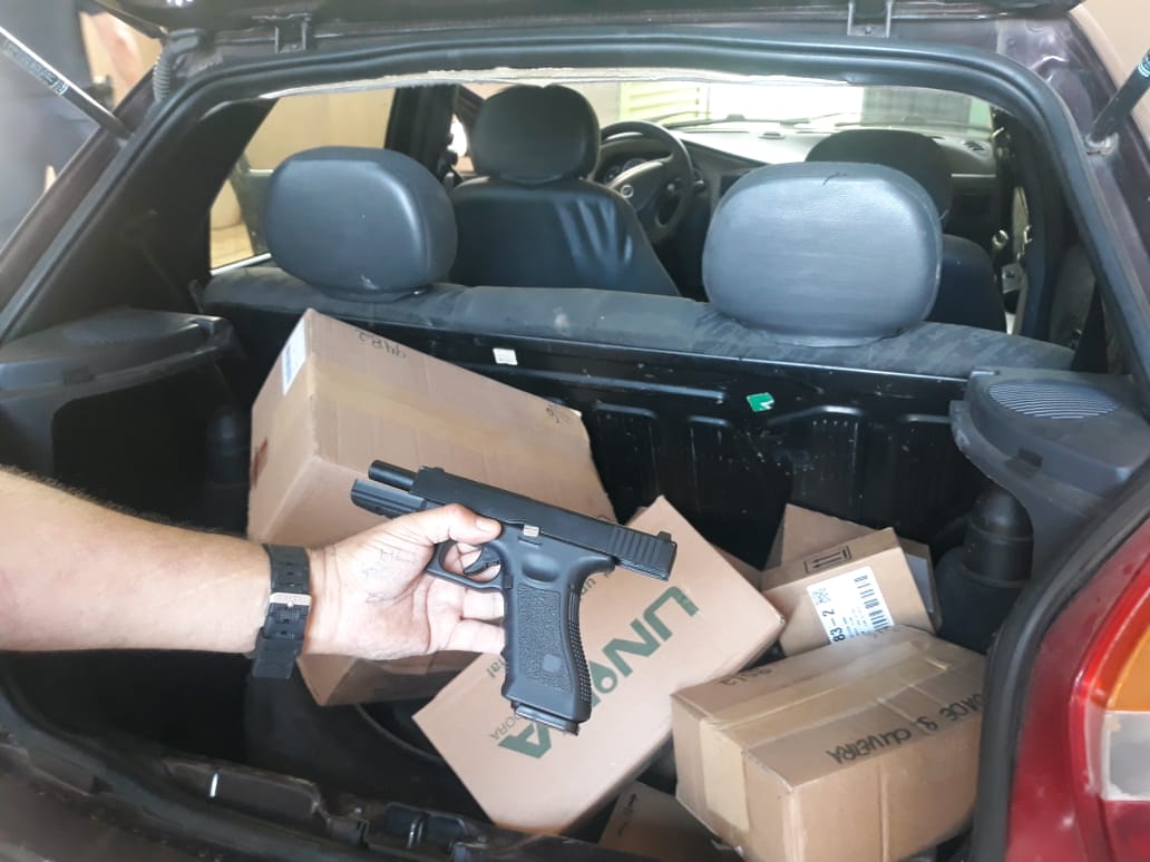 Um simulacro de arma de fogo imitando uma pistola estava com o acusado