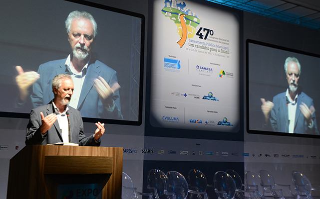 Léo Heller durante palestra no Congresso