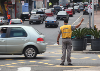 Agente organiza o trânsito em Campinas