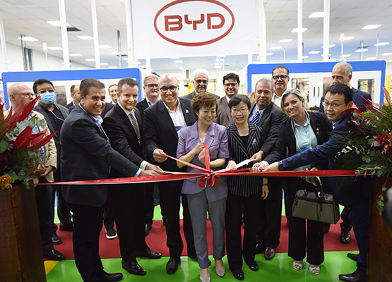 Prefeito, consulesa, autoridades e convidados inauguram a unidade da BYD