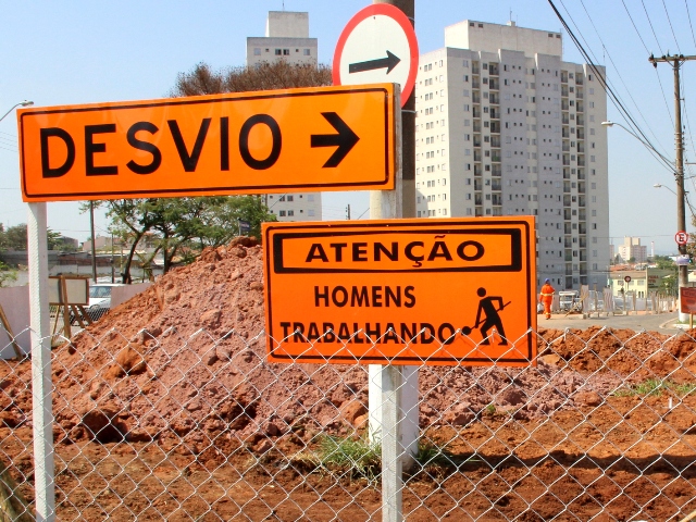 Emdec bloqueia trecho a pedido da Sanasa