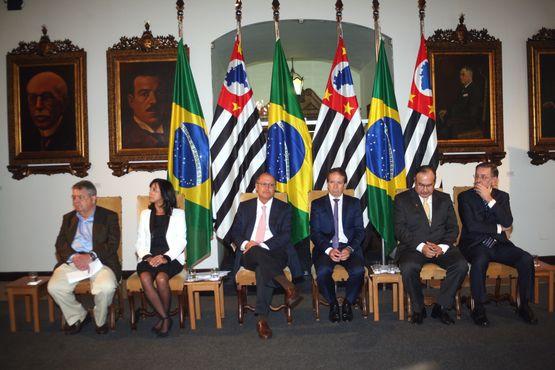 Autoridades acompanhadas do governador Geraldo Alckmin