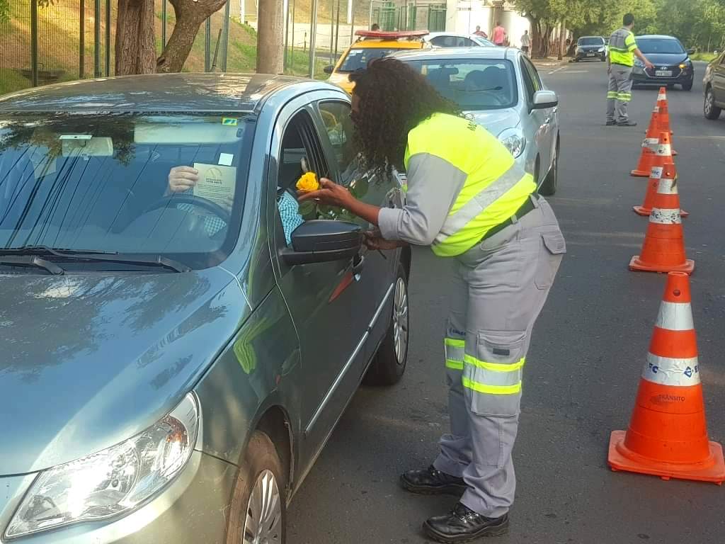 Agente de Mobilidade Urbana faz abordagem educativa em cruzamento da cidade.