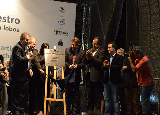 Descerramento da placa marcou a entrega