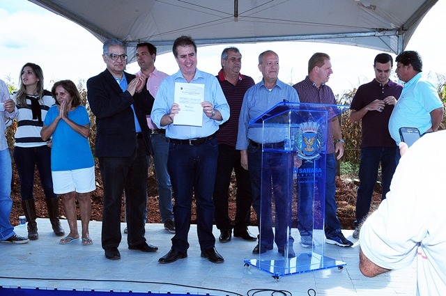 Jonas exibe a ordem de serviço