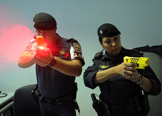 Guardas aprenderam a usar armas de menor letalidade