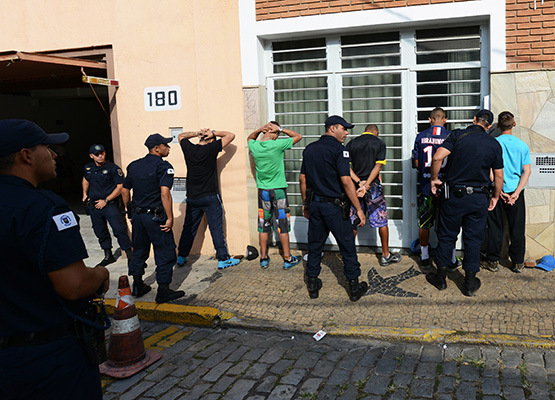 Suspeitos são revistados
