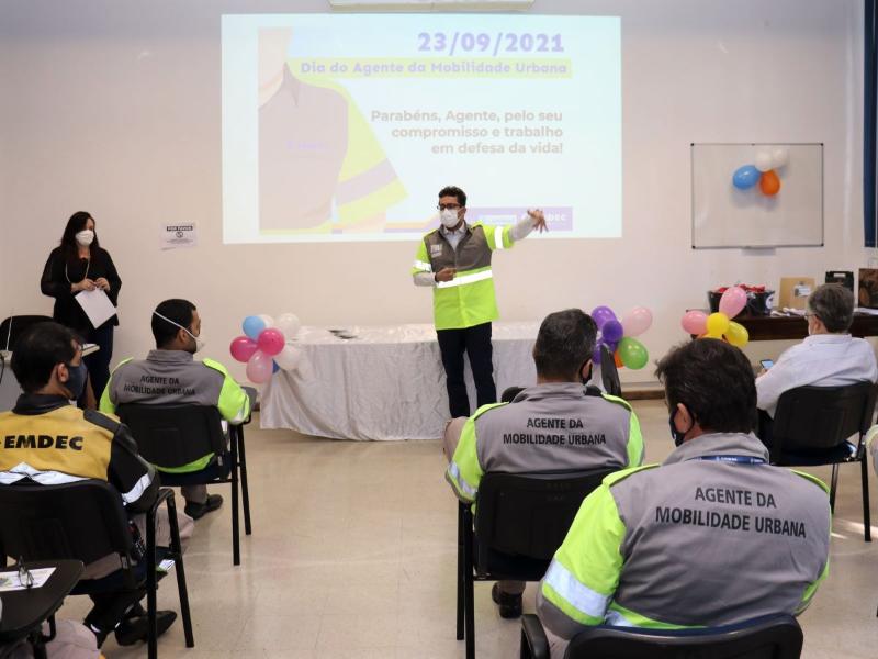 Secretário de Transportes, Vinicius Riverete, usou o uniforme utilizado pelos agentes 