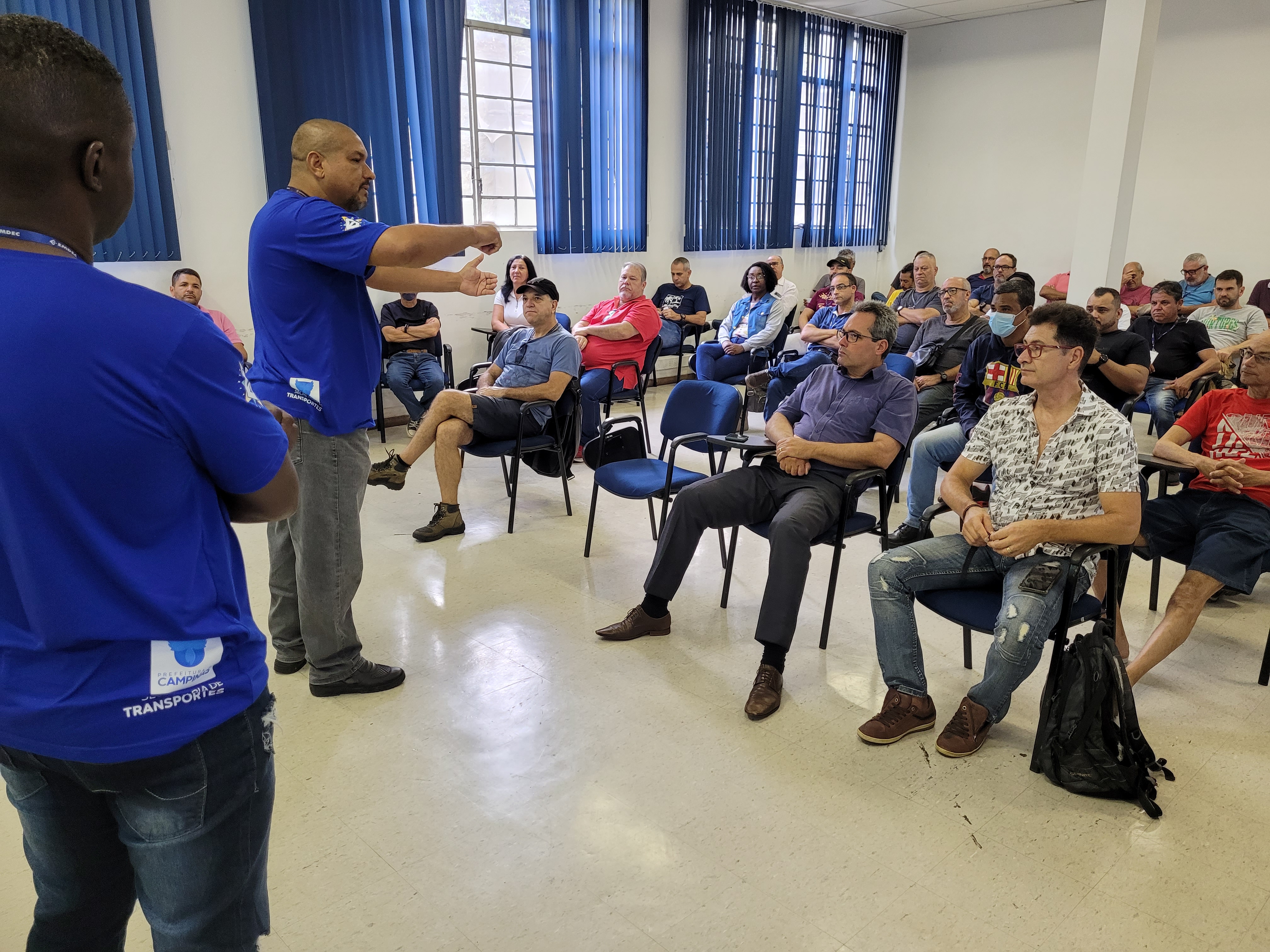 Os agentes da mobilidade urbana Cleber Adriano de Oliveira e Elthon Fabrício Vaz Carlos explicam sobre a operação de trânsito e transporte