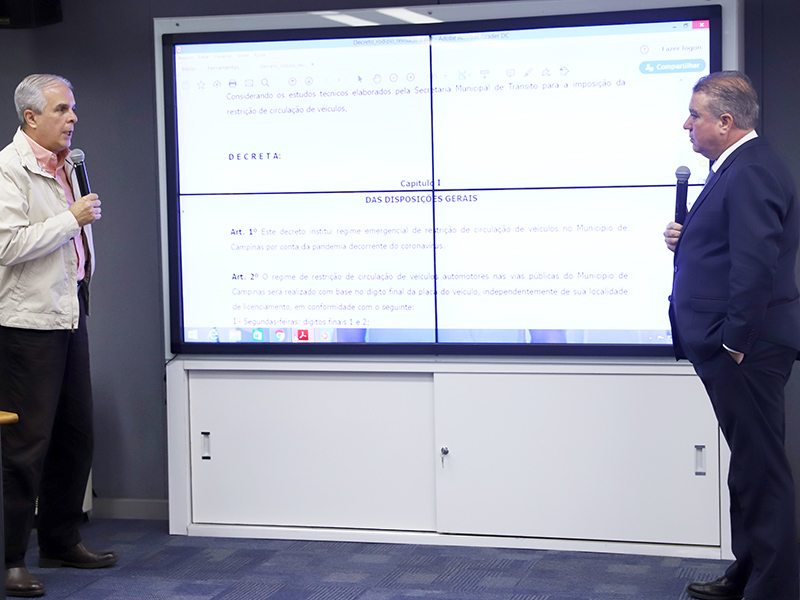 Prefeito e secretário de Transportes Carlos Barreiro: explicando medidas