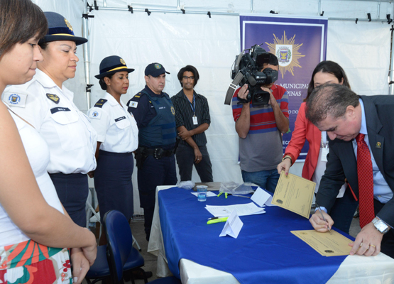 Prefeito assina diplomas de homenagem aos GMs