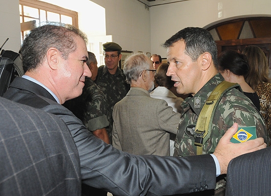 ... e se despede do general Tomás Miguel Miné Ribeiro Paiva, que deixa o posto 