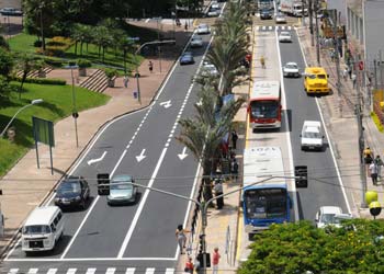 Ônibus trafegam pela Avenida Anchieta