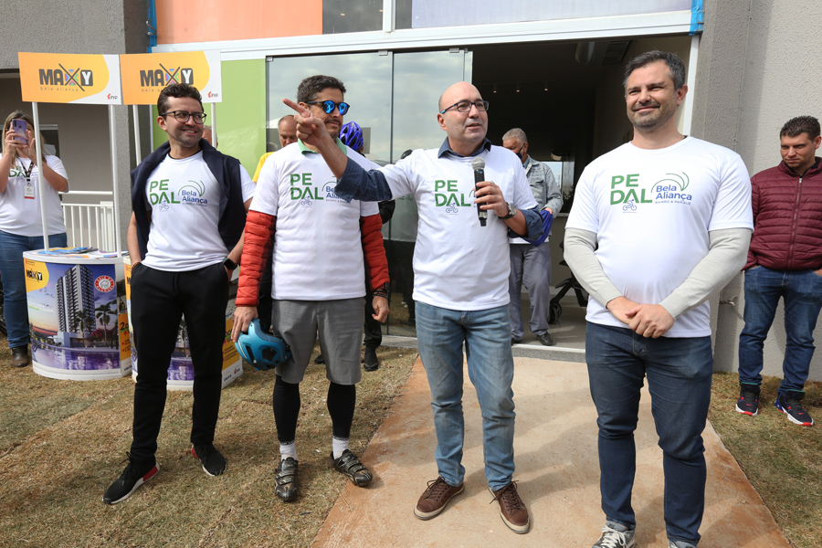 Prefeito Dário Saadi ao lado do secretário de Esportes, Fernando Vanin, e do presidente da Emdec, Vinicius Riverete