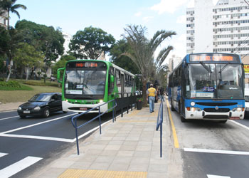 Ônibus em via urbana de Campinas