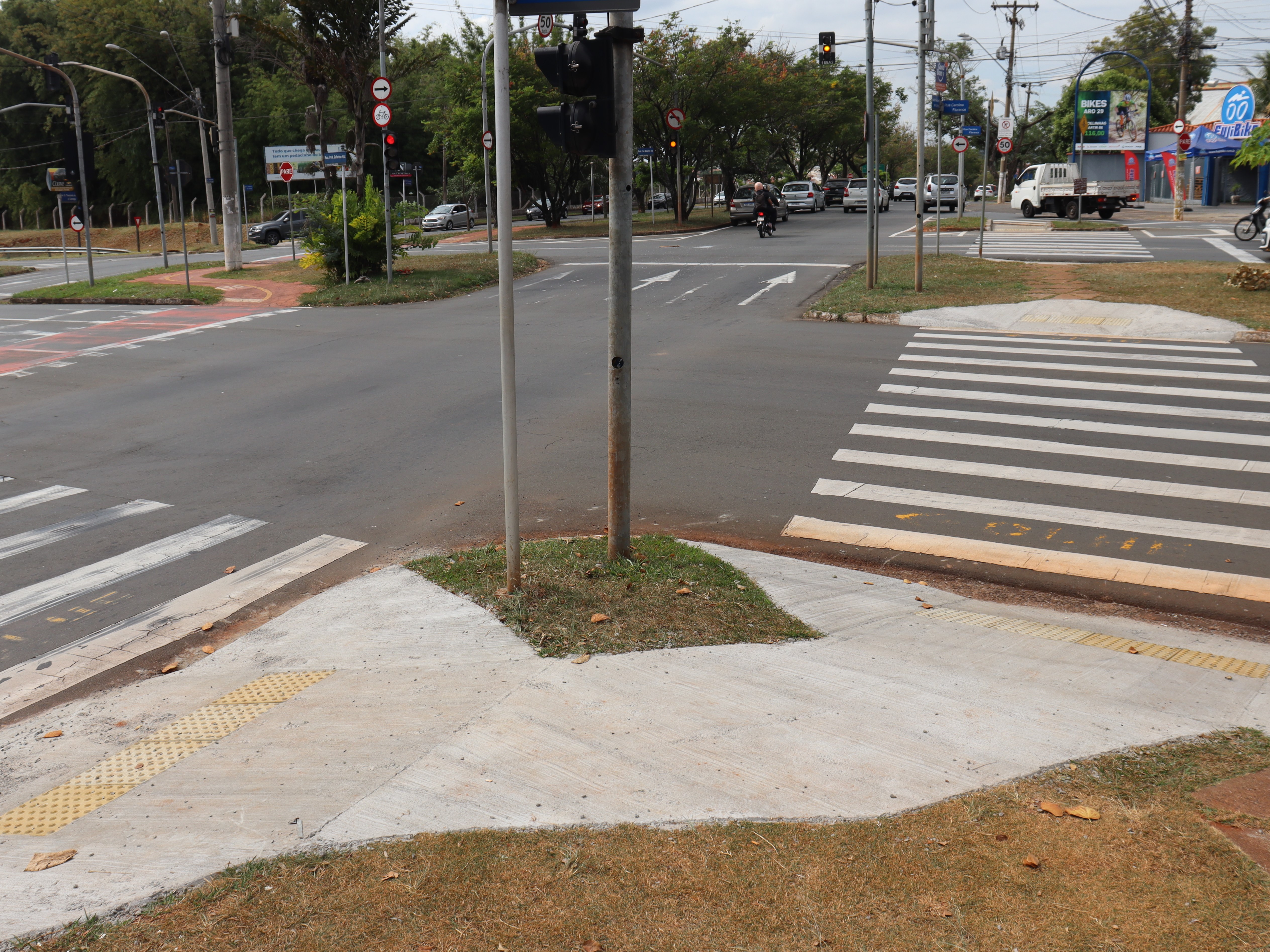 Implantação de três passeios, totalizando 97,41 m², e 12 rampas de acessibilidade custou R$ 239.650,00