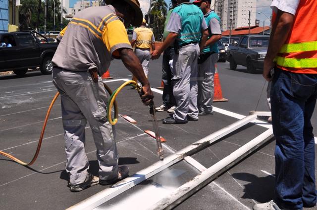 Funcionários da Emdec sinalizando vias da cidade