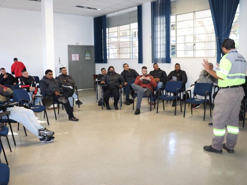 Agentes da Emdec falaram sobre perigos do excesso de velocidade, uso de álcool e direção perigosa