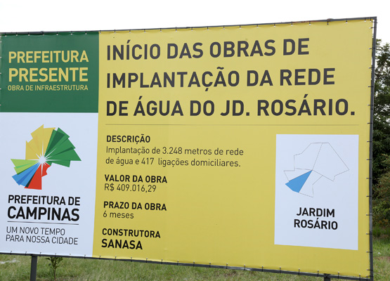 Placa informativa sobre a realização das obras