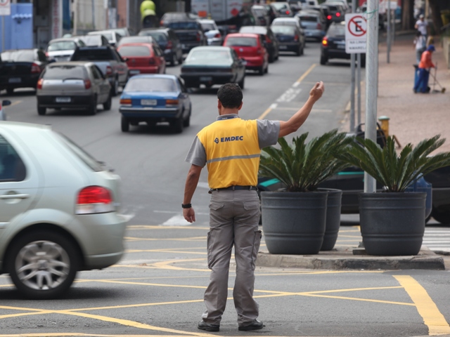 Agente da Emdec no centro da cidade