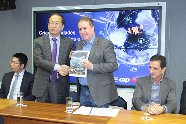 Prefeito cumprimenta presidente da Huawei na A.L., Zou Zhilei